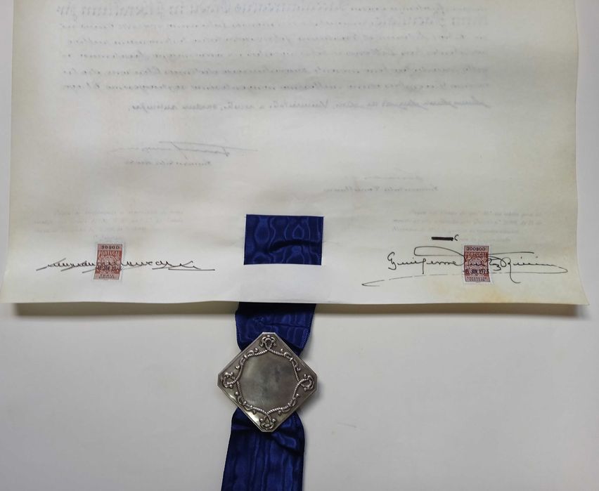 Diploma universitário com selo em prata