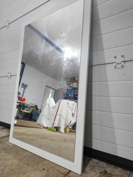 Espelho grande com moldura lisa