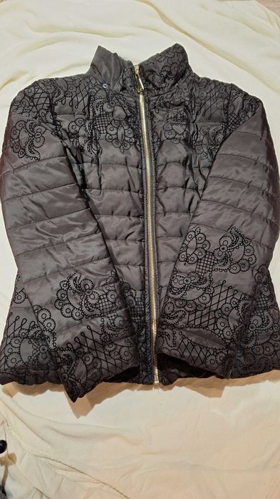 Casaco preto  impermeavel com bordados