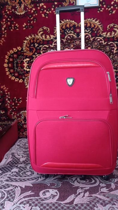 Продам чемодан на колесах червоного кольору!.