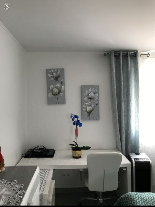 Mesa secretária conjunto com cadeira.