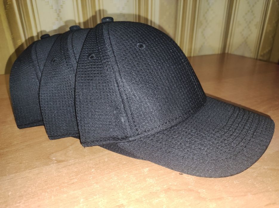 Кепки черные новые