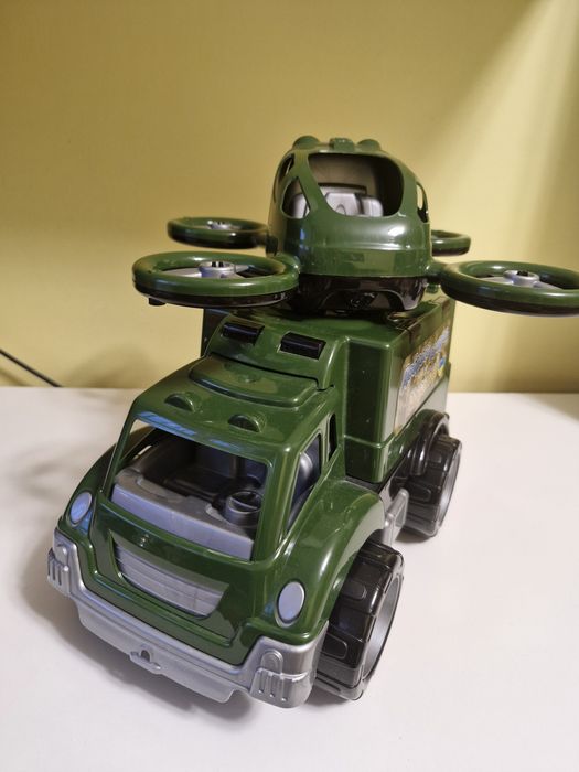 Autko wojskowe z dronem