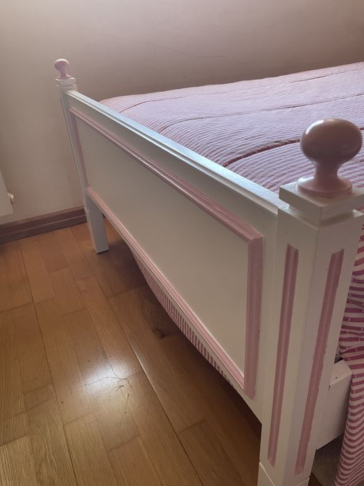 Duas camas individuais em madeira lacadas branco e rosa c/ Edredons,colchões e estrados