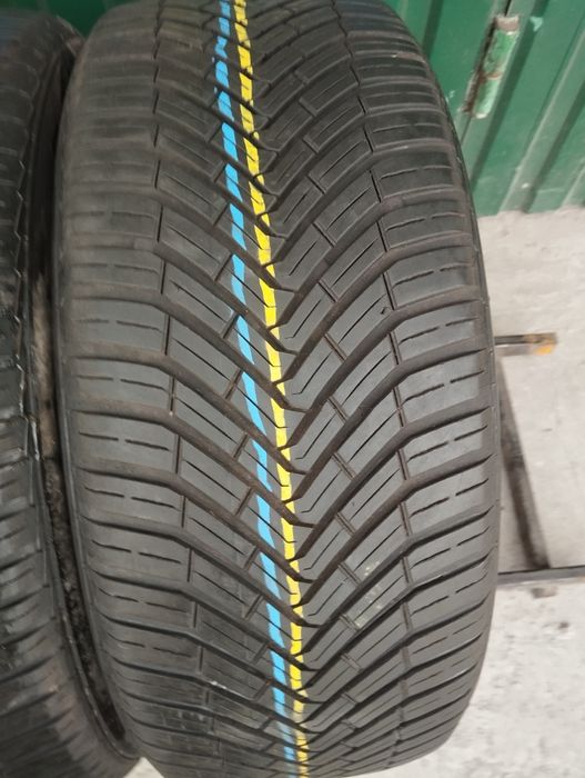 Пара всесезонних шин Continental 235/50/18