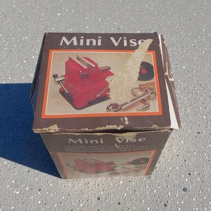 Brinquedo, torno com caixa.