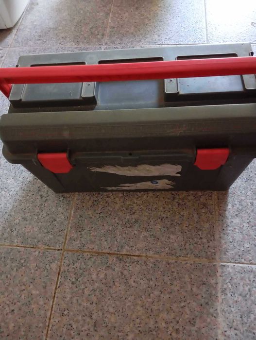 Caixa de ferramentas com diversas ferramentas incluídas