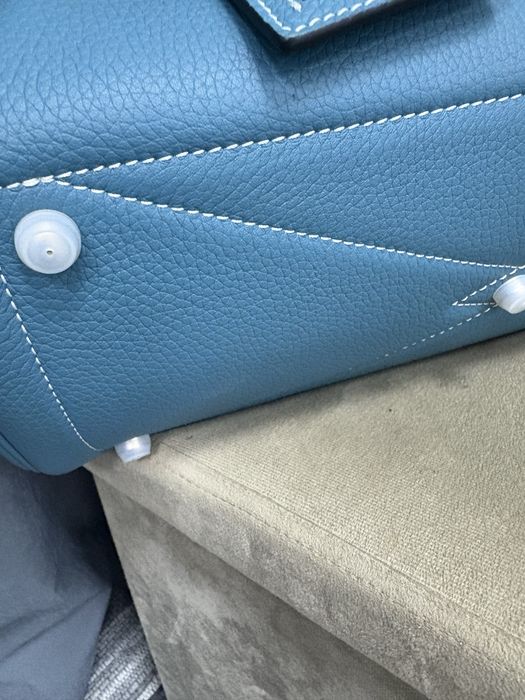 Шкіряна вмістка сумка, майже як нова