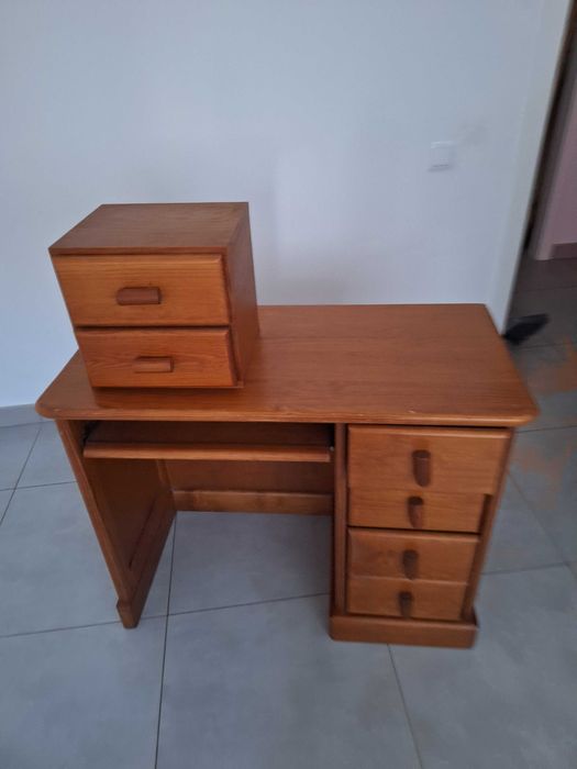 Escrivaninha de madeira