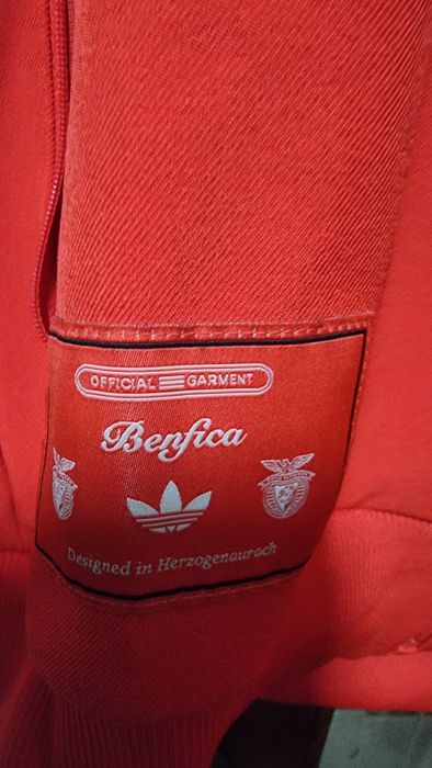 Casaco do benfica comprada na loja vermelha