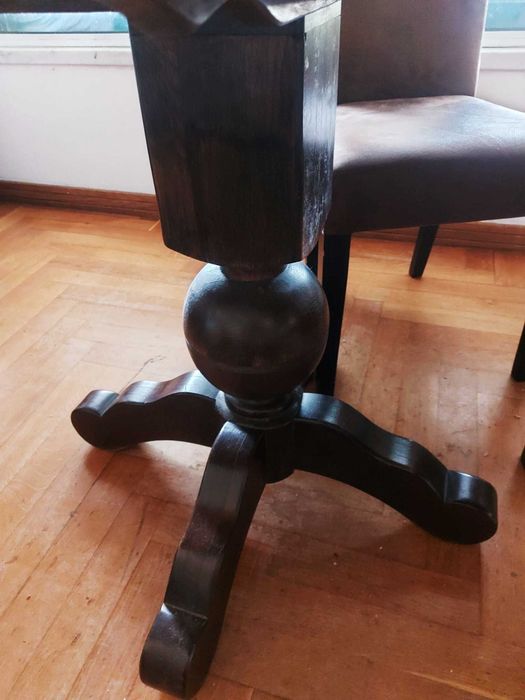 Mesa, com tampo em mármore e pé em madeira maciça.