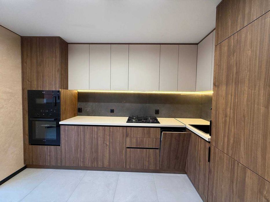 Пров.Тарнавського, сучасний ремонт. Кухня-студія + спальня.