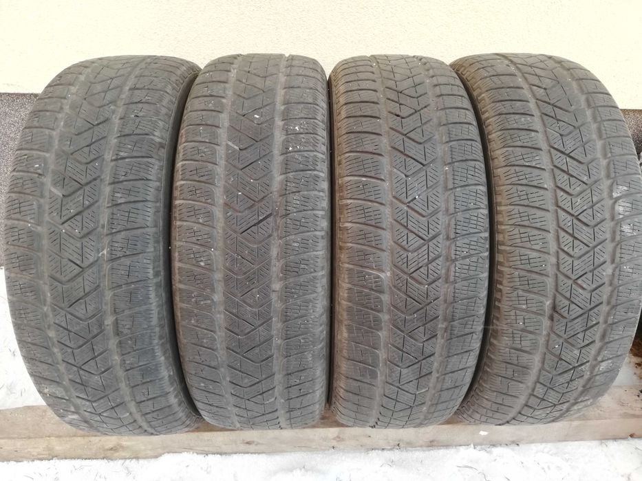 4 opony zimowe Pirelli 215/65R17, bieżnik 6/6,5mm.
