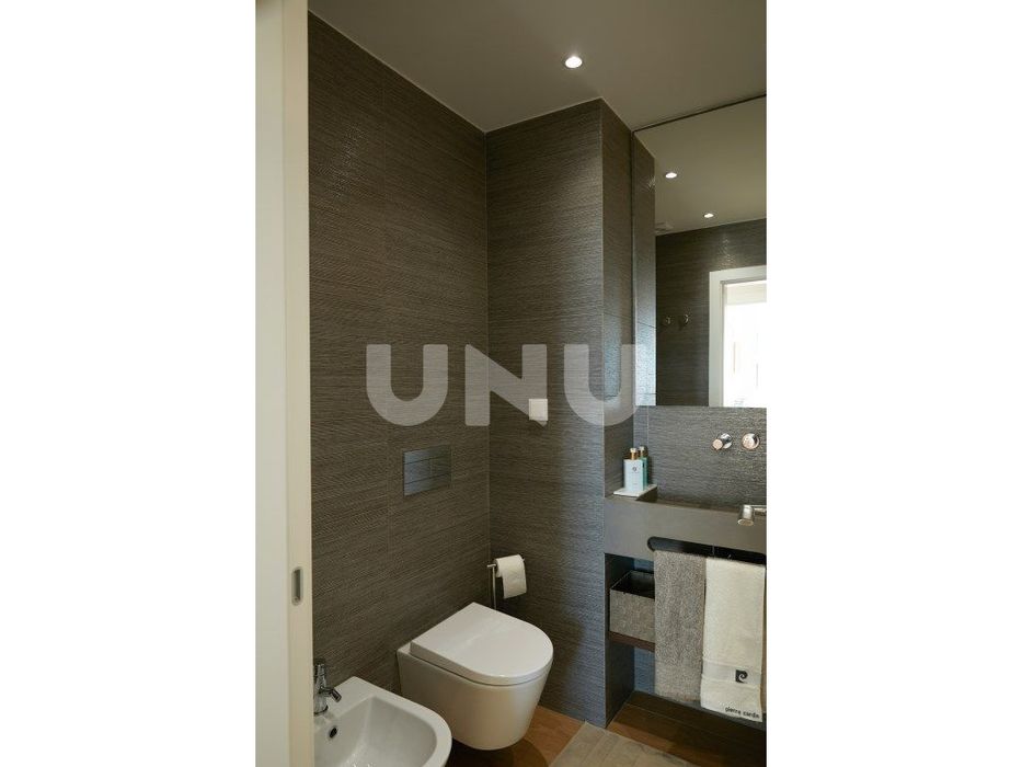 Apartamento T2, remodelado, em condomínio com piscina.