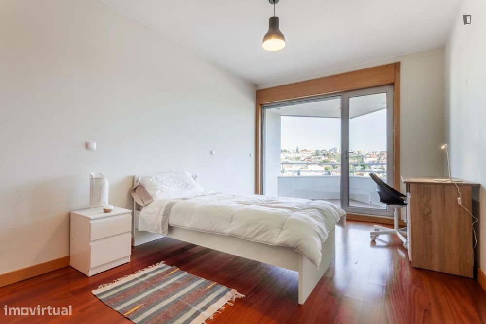 Quarto - localizado em Pedrouços Porto