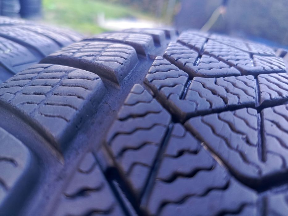 Sprzedam bardzo ładne opony Pirelli 225/60 r18