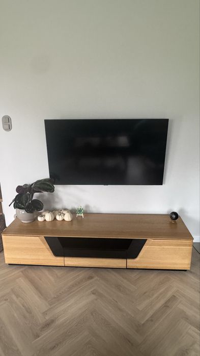 Mebin Corino – elegancka szafka RTV z litego dębu