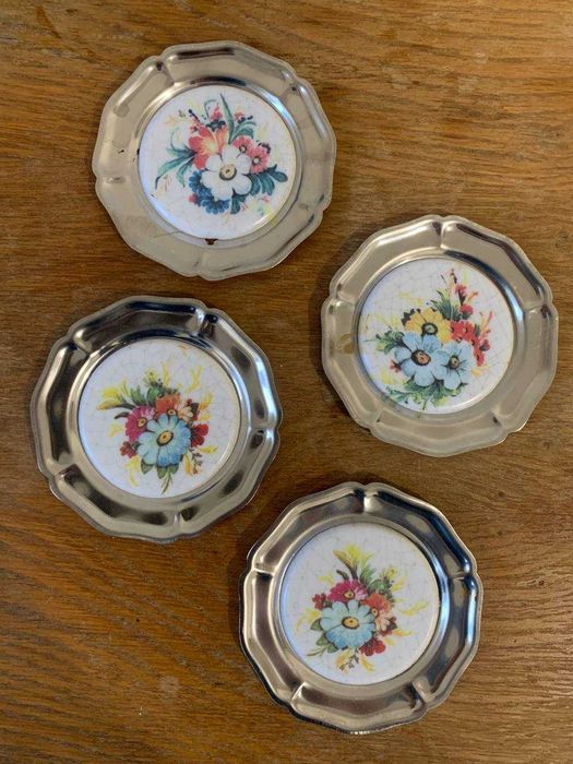 Металлические блюдца тарелочки