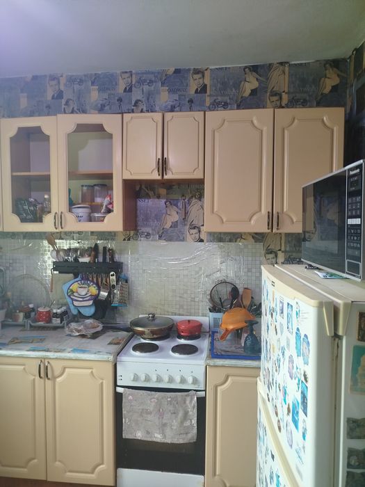 Актуально. Здається кімната для однієї дівчини, 2хвилини від метро Позняки. Ціна з урахуванням комунальнальних послуг.