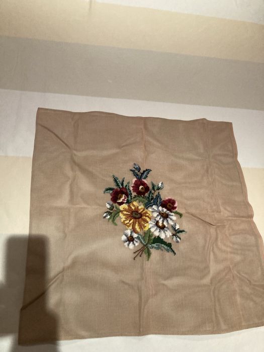 Bordado manual de flores em lã sobre tela