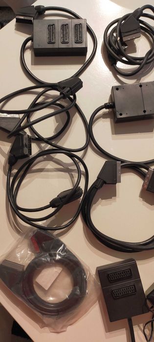 11 Cabos SCART com diferentes tamanhos e adaptor AC-DC