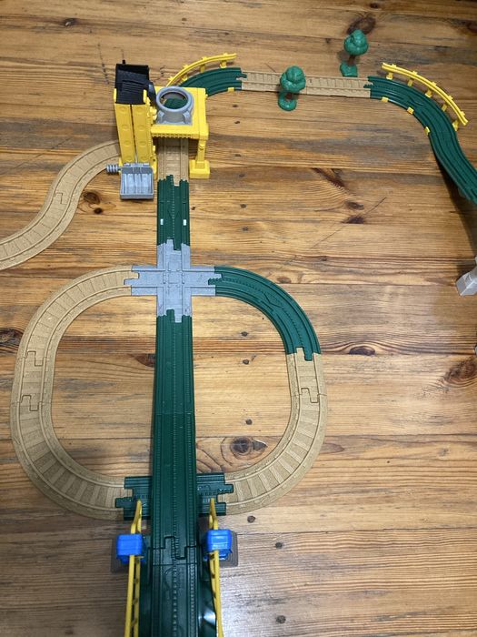 Kolejka Geotrax Fisher Price dizalajaca na baterie