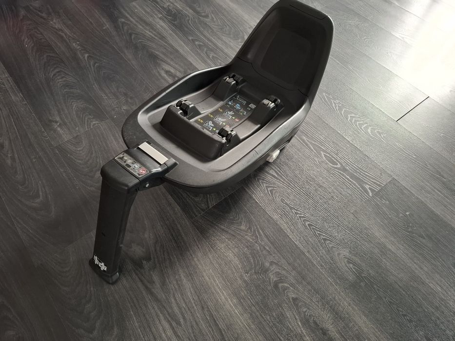 Cadeira auto e Isofix Bebeconfort em bom estado