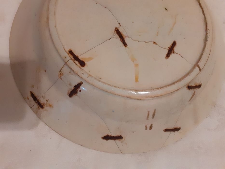 Pratos em faiança.  Sec. XX