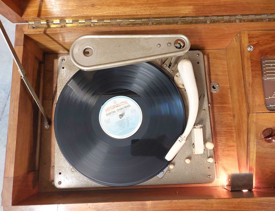 Móvel com rádio e gira discos EIA