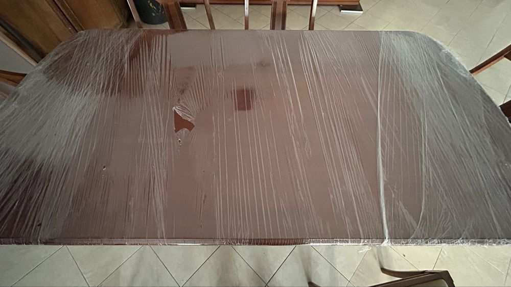 Móveis de sala com mesa e cadeiras