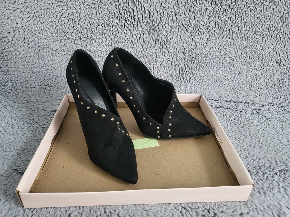 Czarne szpilki z ozdobnymi ćwiekami