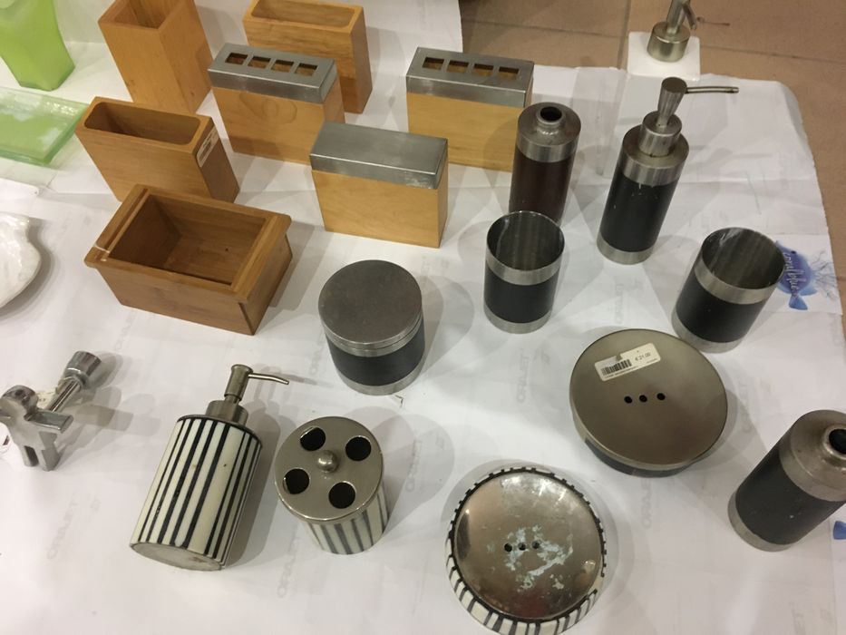 Acessorios casa banho wc (saboneteira escova dentes cotonetes etc)