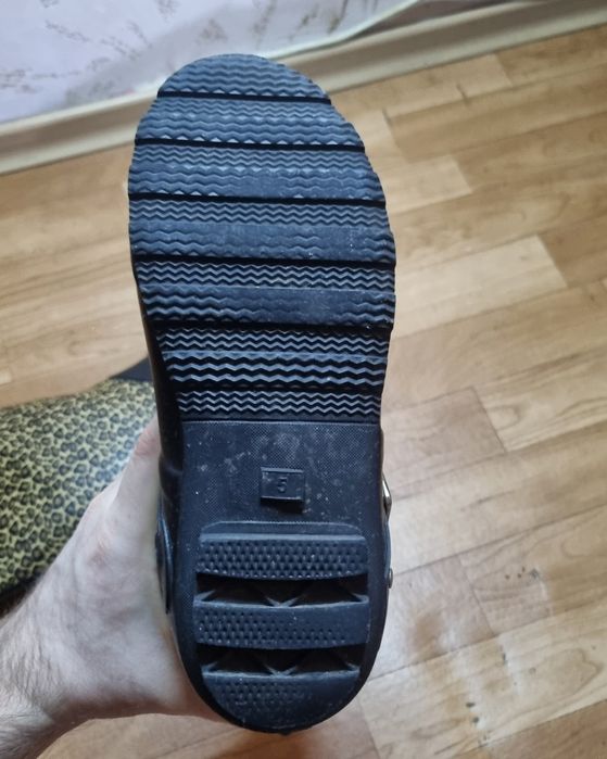 Стильні резинові жіночі чоботи, стан нових