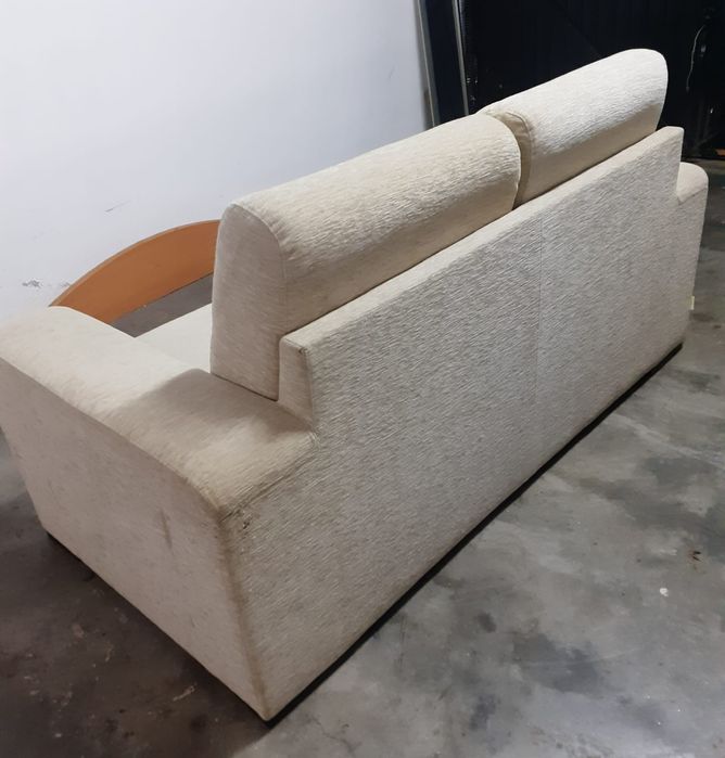 Sofá de 2 lugares bege – confortável e elegante