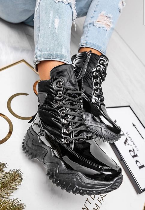 Czarne buty Śniegowce damskie lakierowane .