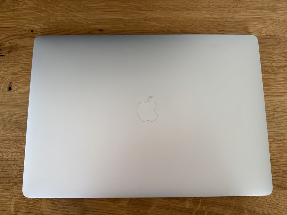 MacBook Pro 15" 2017 i7 / 16 GB / 512 GB / Radeon Pro 560