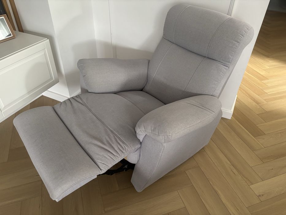 Fotel relaksacyjny z funkcją bujania i obracania