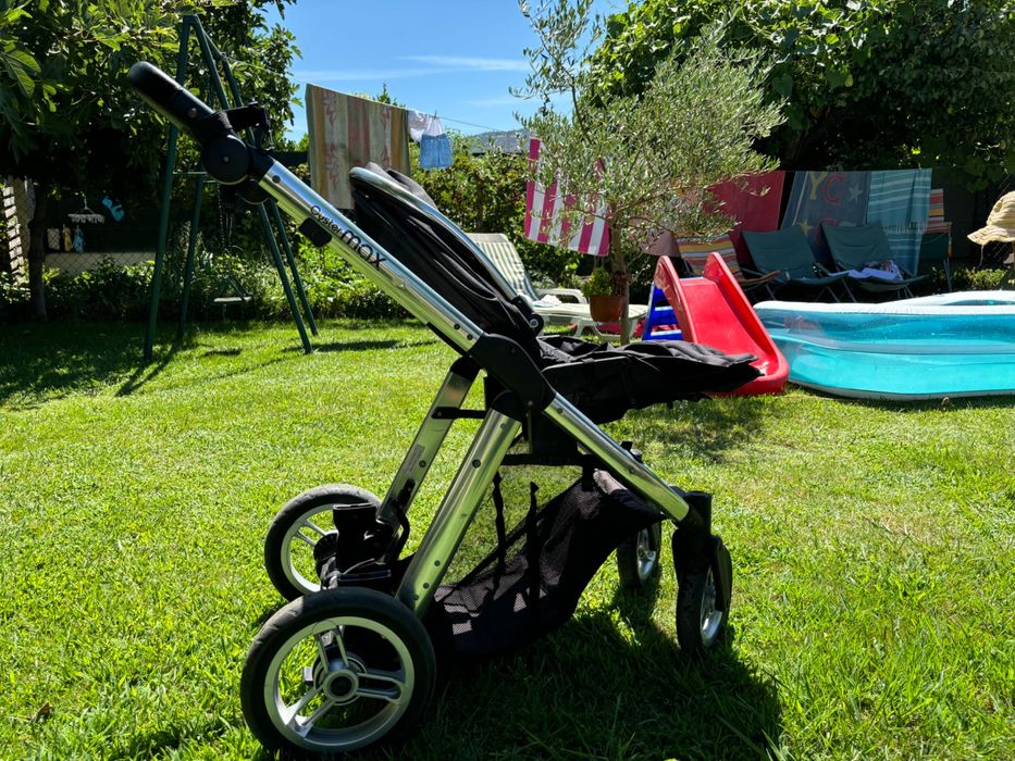 Carrinho com cadeiras e alcofa