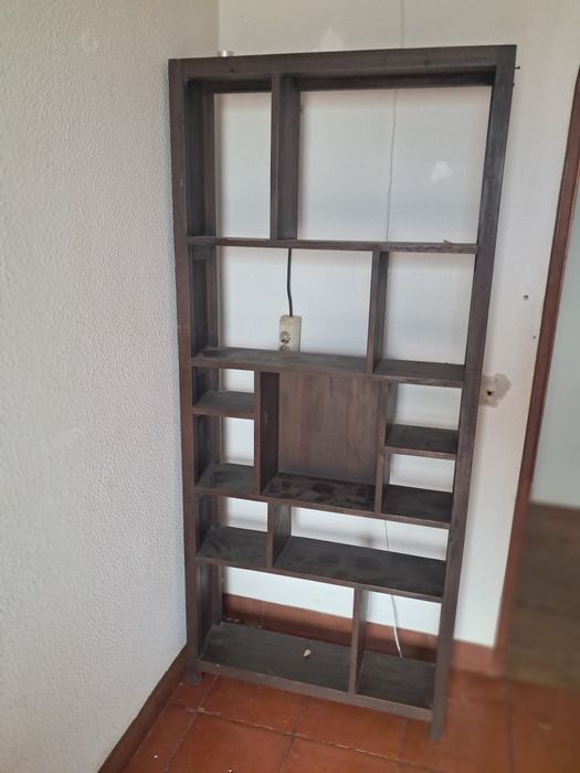 Estante com prateleiras em madeira