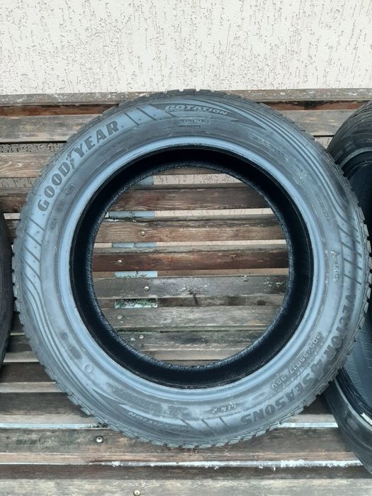 Пара шин 205 55 17 Goodyear Vector4Seasons