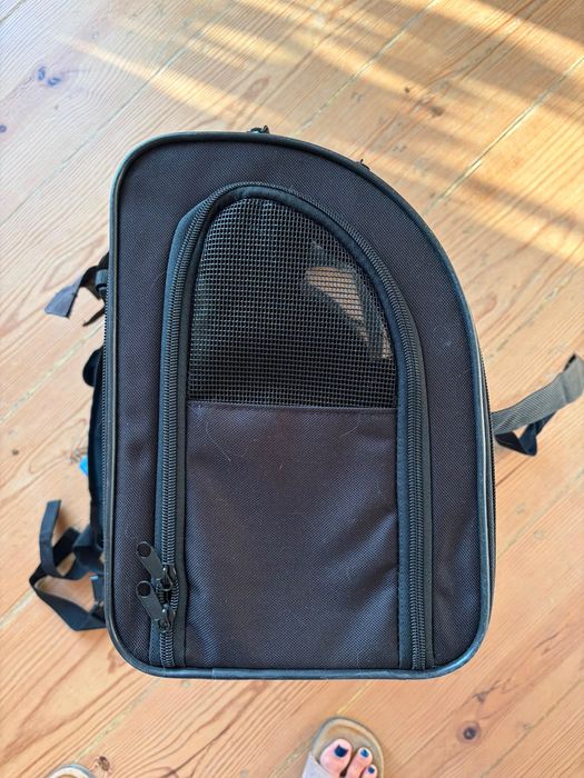 Mochila para um gato ou um cão pequeno.