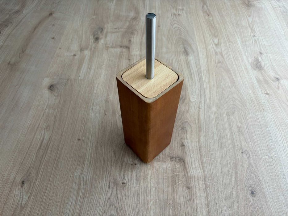 LOTE acessórios em madeira p WC: caixote, piaçaba, doseador, 2 cabides