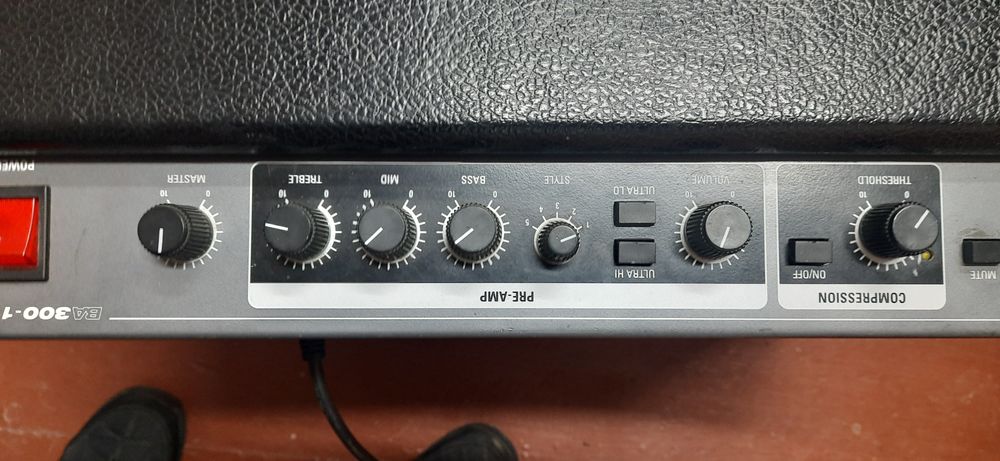 Басовий комбік Ampeg BA 300-115