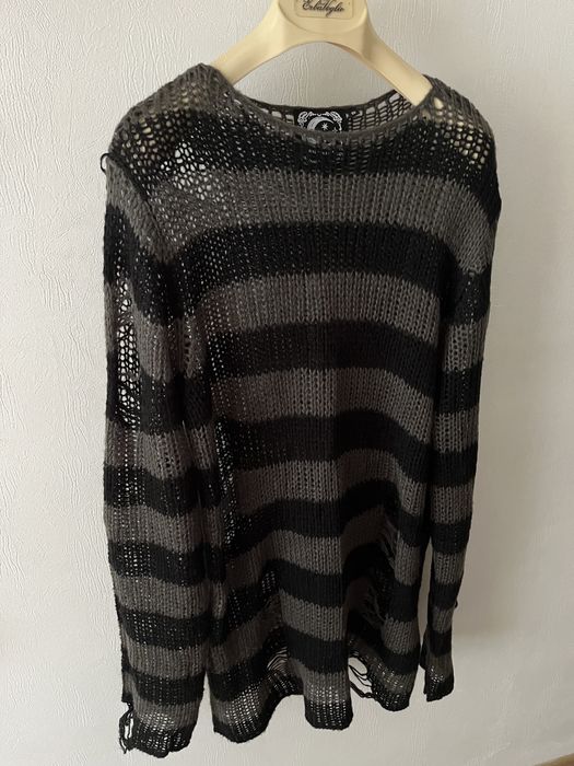 Рваний светр в полоску