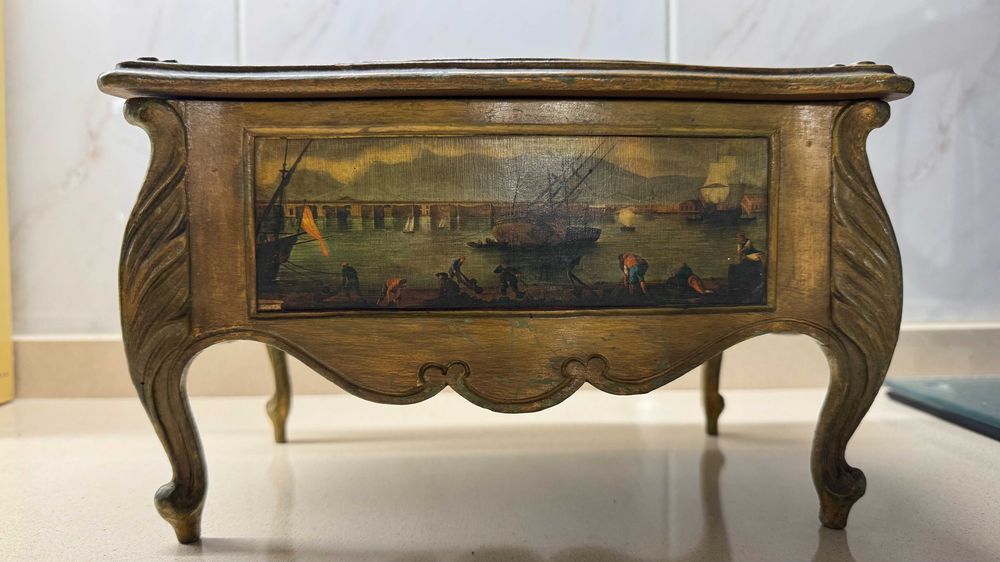 Caixa de joias em madeira com pinturas desenhadas à mão