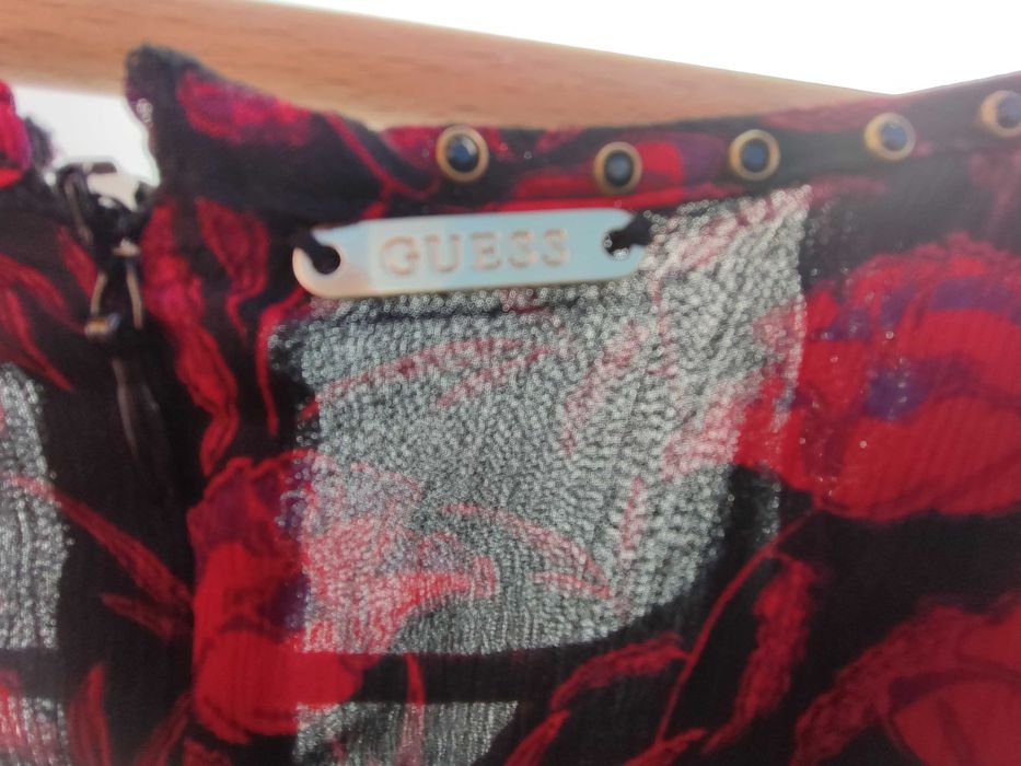 Vestido Guess com padrão preto e vermelho