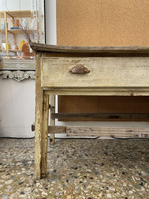Mesa antiga com gaveta
