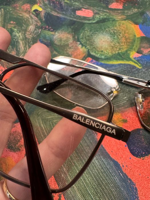 Окуляри, дуже стильні.