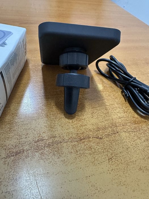 Зарядний пристрій для смартфона в авто на магніті