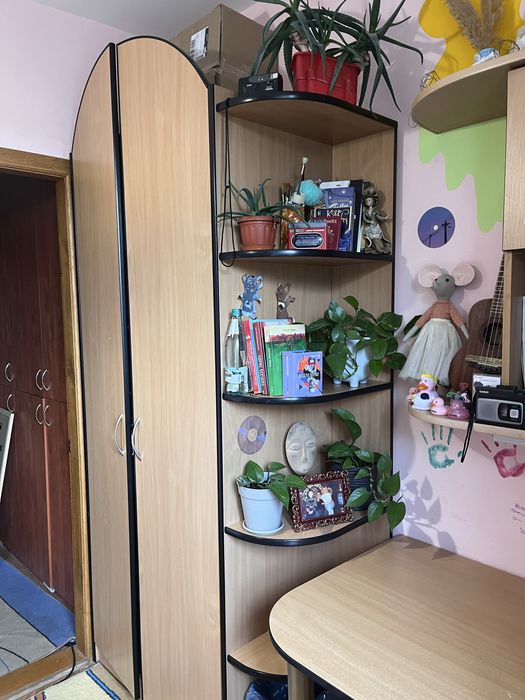 Комплект меблів (можна окремо) стіл з ящиками, підвісні полички, шафа з поличками збоку